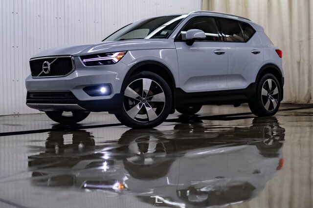 2021 Volvo XC40 AWD T5 Momentum Leather Roof Nav BCam Red Deer AB