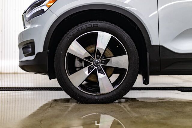 2021 Volvo XC40 AWD T5 Momentum Leather Roof Nav BCam Red Deer AB