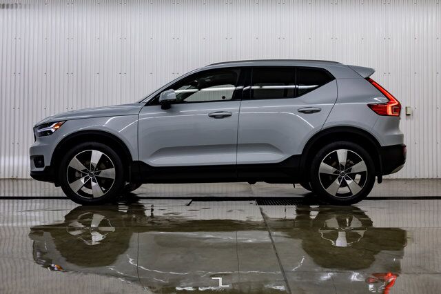 2021 Volvo XC40 AWD T5 Momentum Leather Roof Nav BCam Red Deer AB