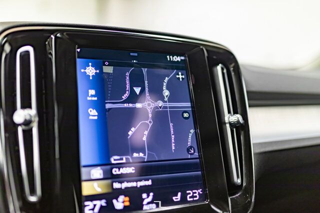 2021 Volvo XC40 AWD T5 Momentum Leather Roof Nav BCam Red Deer AB