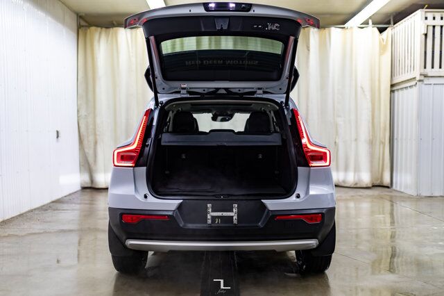 2021 Volvo XC40 AWD T5 Momentum Leather Roof Nav BCam Red Deer AB