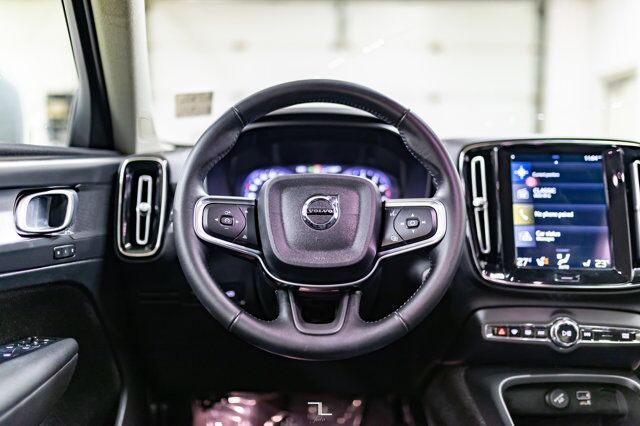 2021 Volvo XC40 AWD T5 Momentum Leather Roof Nav BCam Red Deer AB