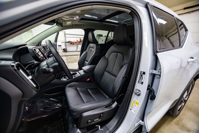 2021 Volvo XC40 AWD T5 Momentum Leather Roof Nav BCam Red Deer AB