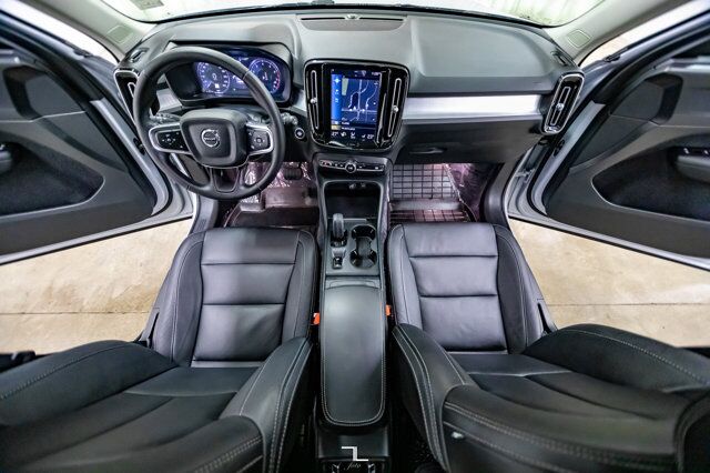 2021 Volvo XC40 AWD T5 Momentum Leather Roof Nav BCam Red Deer AB