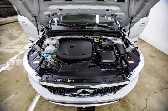 2021 Volvo XC40 AWD T5 Momentum Leather Roof Nav BCam Red Deer AB