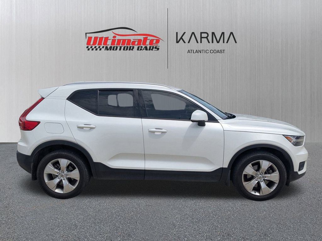 2021 Volvo XC40 Momentum