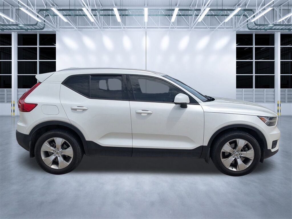 2021 Volvo XC40 Momentum