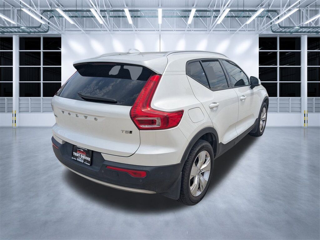 2021 Volvo XC40 Momentum