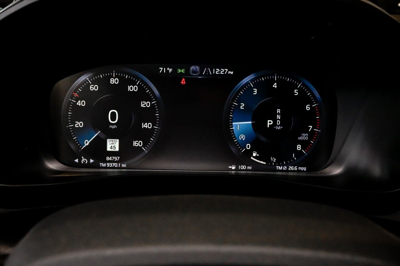 2021 Volvo XC40 Momentum photo 30