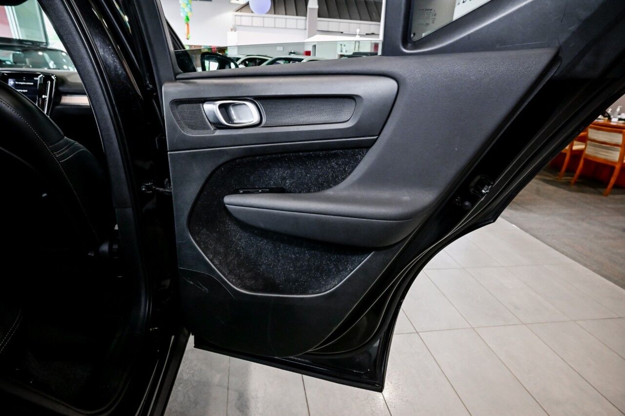 2021 Volvo XC40 Momentum photo 24