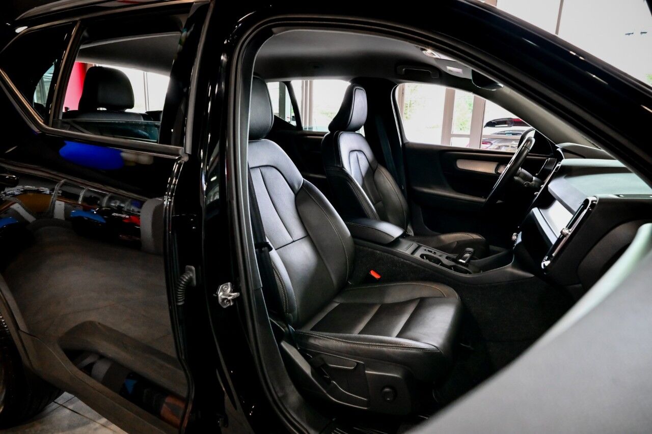 2021 Volvo XC40 Momentum photo 28