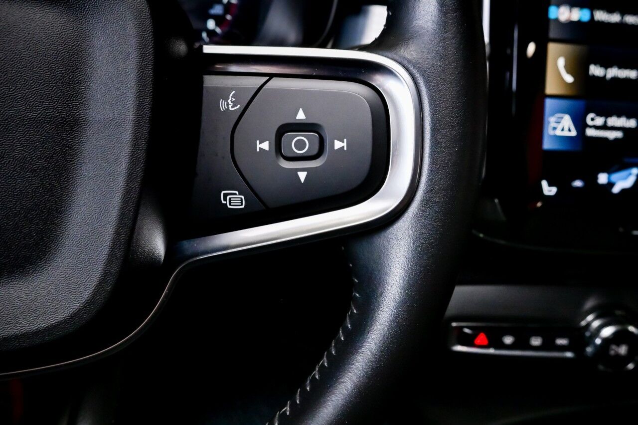 2021 Volvo XC40 Momentum photo 32