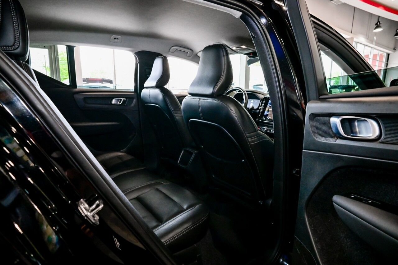 2021 Volvo XC40 Momentum photo 22