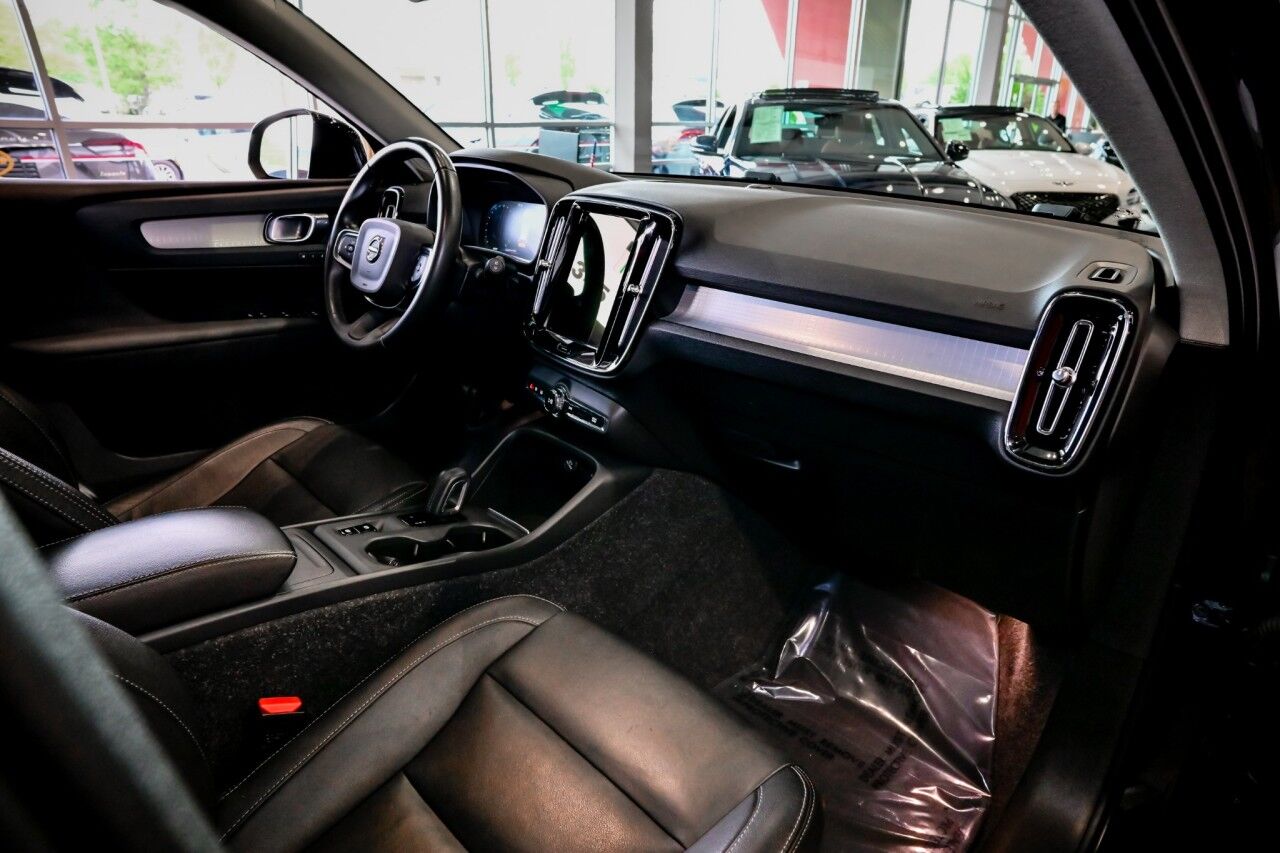 2021 Volvo XC40 Momentum photo 27