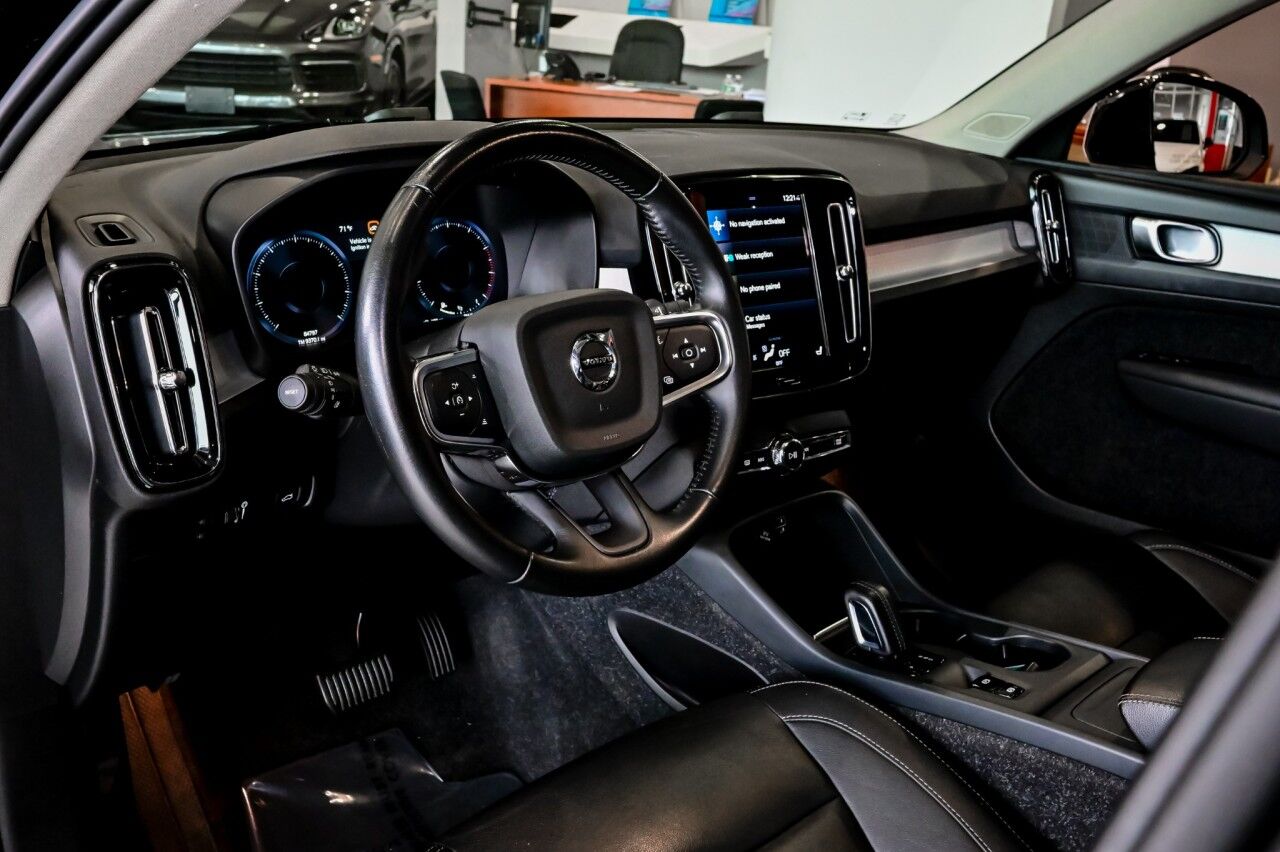 2021 Volvo XC40 Momentum photo 13