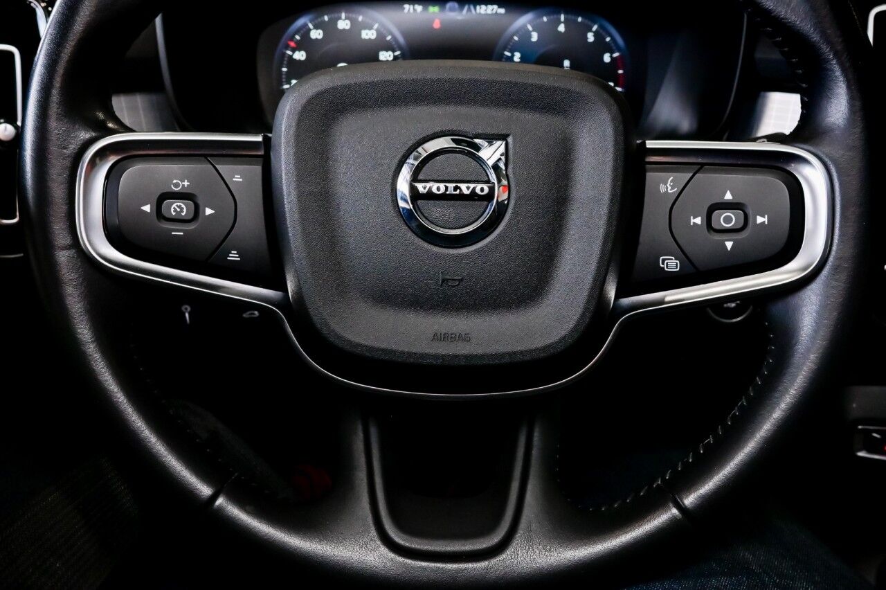 2021 Volvo XC40 Momentum photo 31