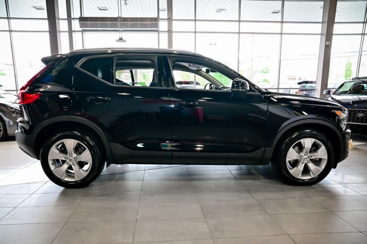 2021 Volvo XC40 Momentum photo 3
