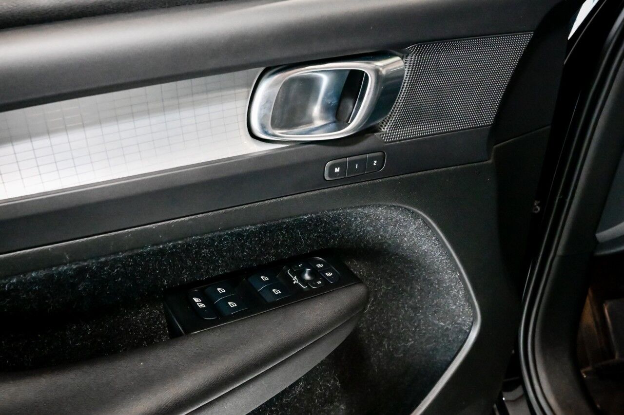 2021 Volvo XC40 Momentum photo 16