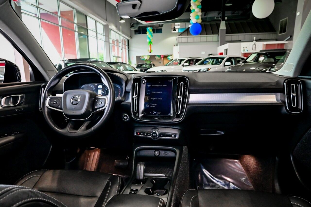 2021 Volvo XC40 Momentum photo 25
