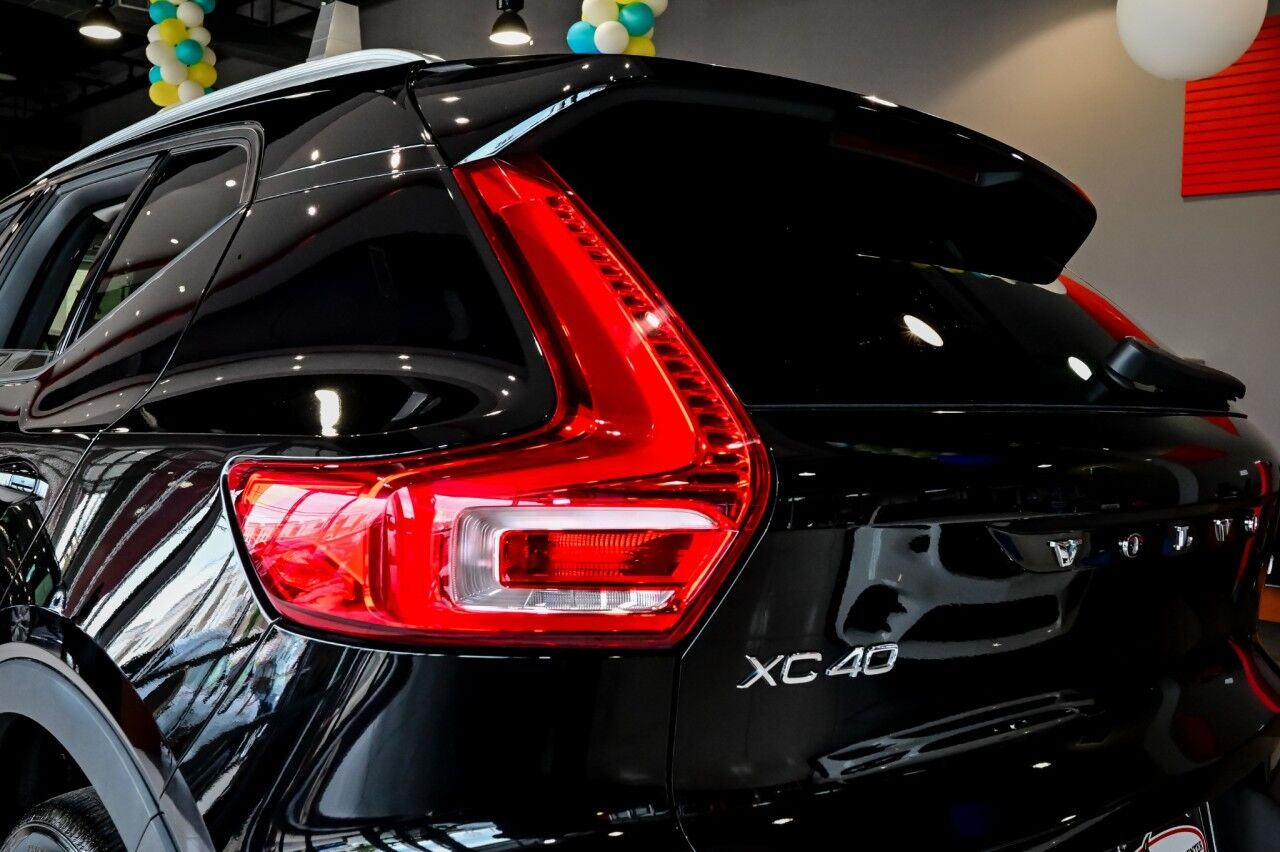 2021 Volvo XC40 Momentum photo 11