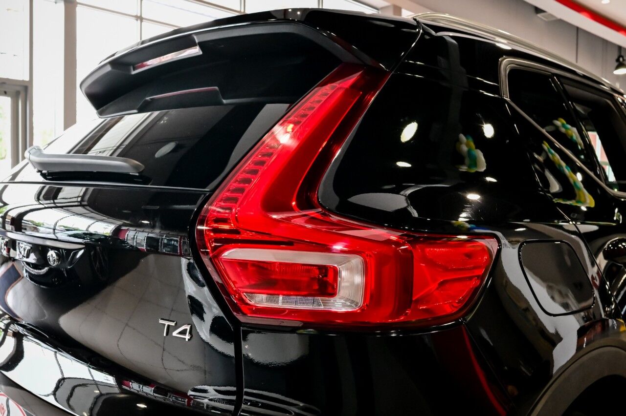 2021 Volvo XC40 Momentum photo 10