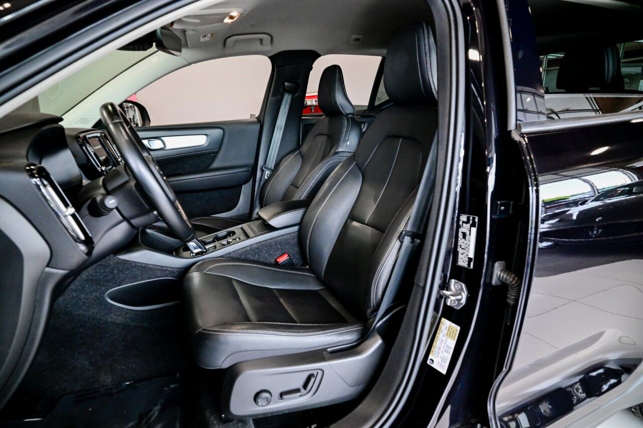 2021 Volvo XC40 Momentum photo 14