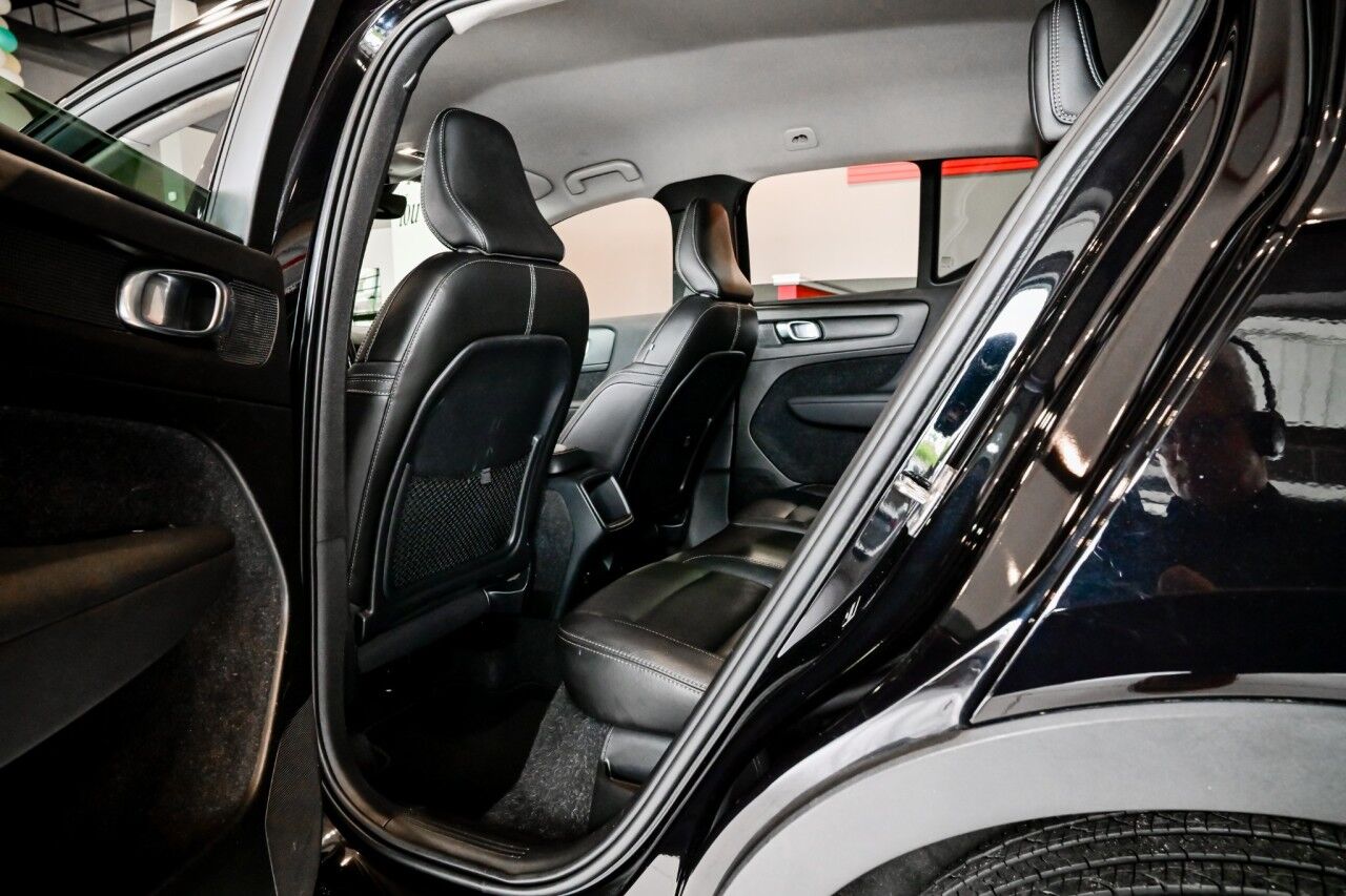 2021 Volvo XC40 Momentum photo 18