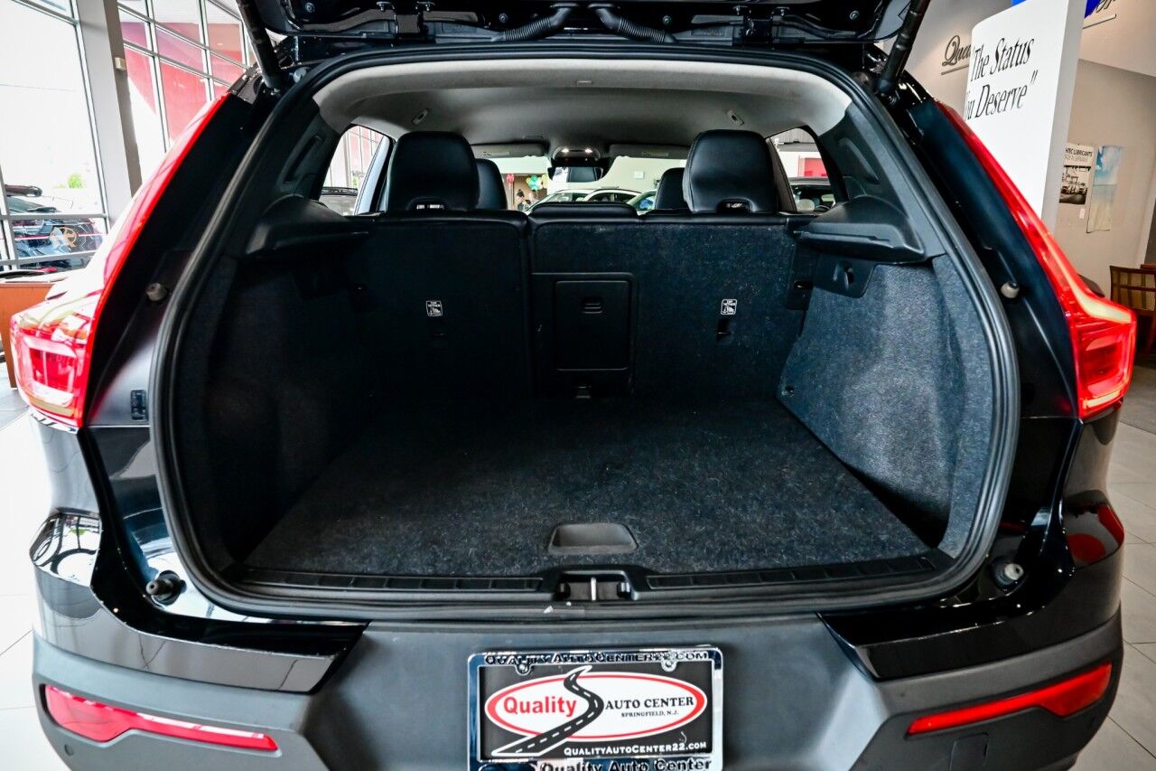 2021 Volvo XC40 Momentum photo 21