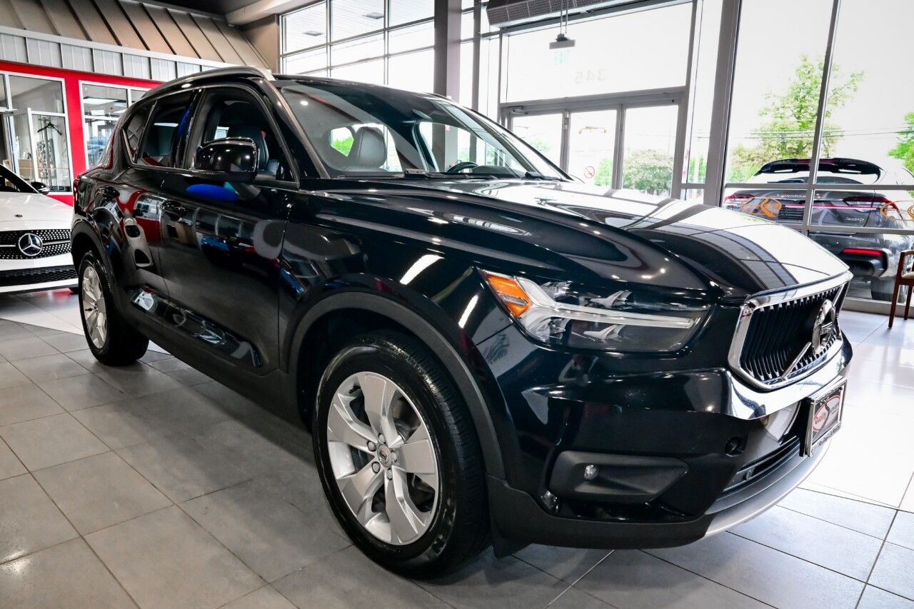 2021 Volvo XC40 Momentum photo 2