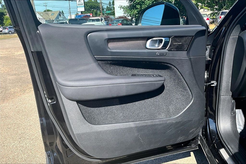2021 Volvo XC40 Recharge Pure Electric P8 OR