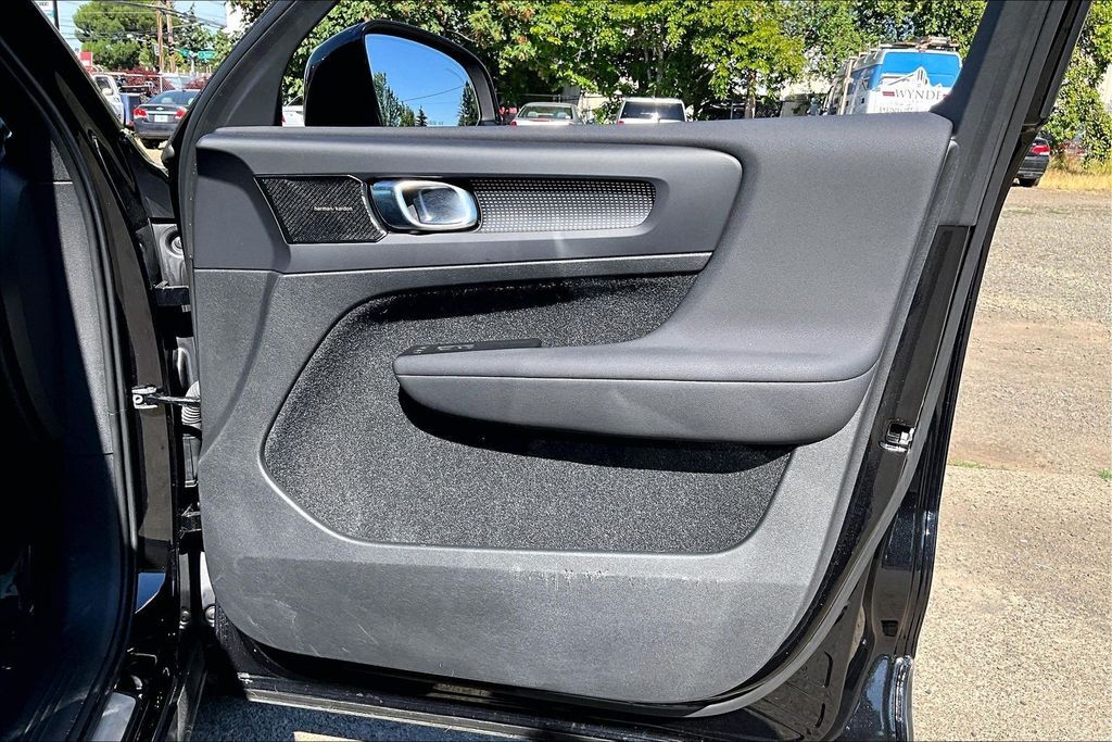 2021 Volvo XC40 Recharge Pure Electric P8 OR