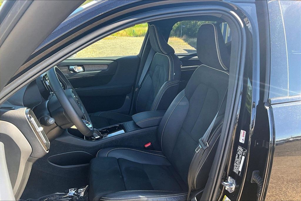 2021 Volvo XC40 Recharge Pure Electric P8 OR