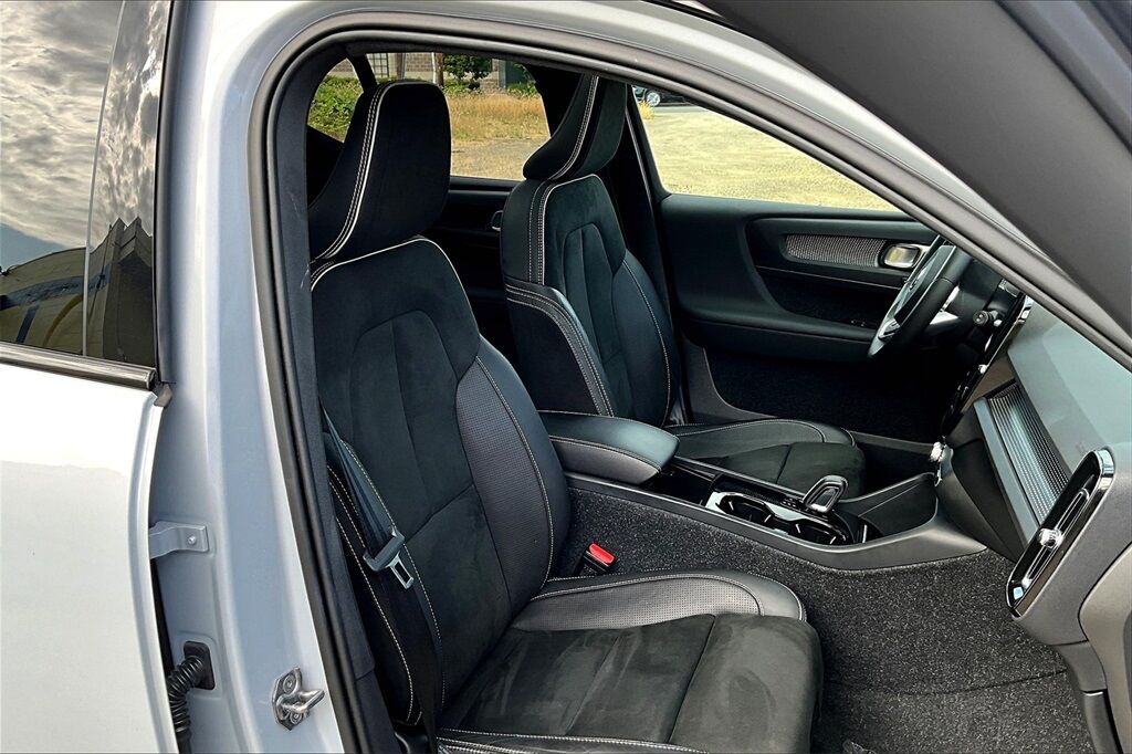 2021 Volvo XC40 Recharge Pure Electric P8 OR