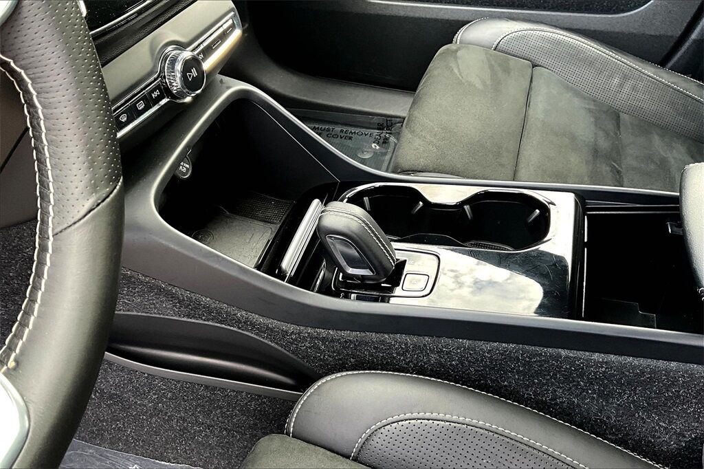 2021 Volvo XC40 Recharge Pure Electric P8 OR