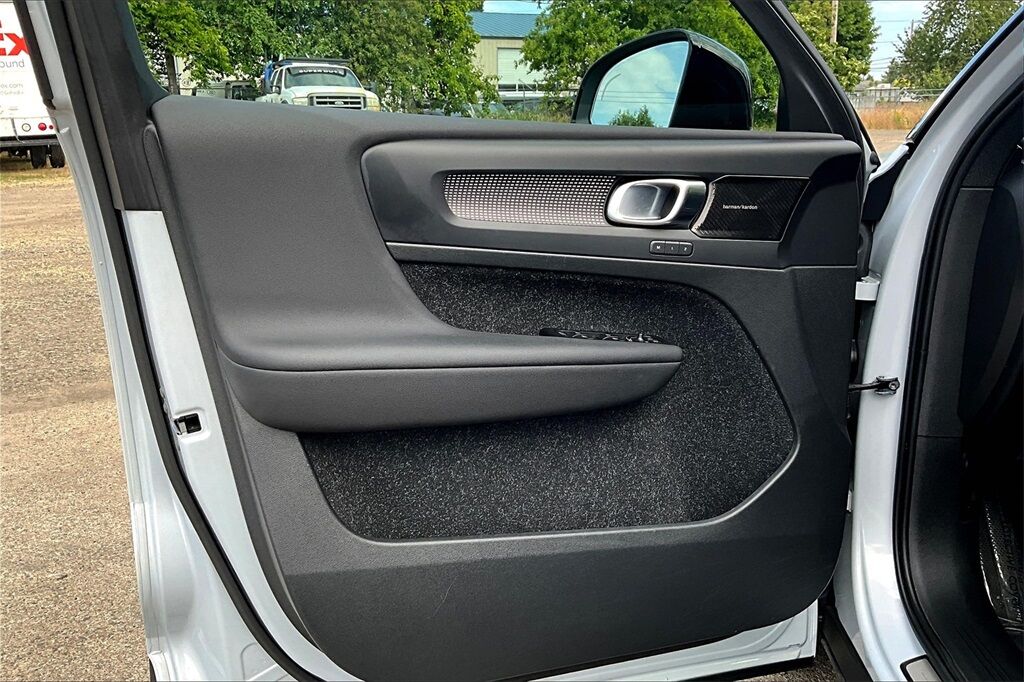 2021 Volvo XC40 Recharge Pure Electric P8 OR