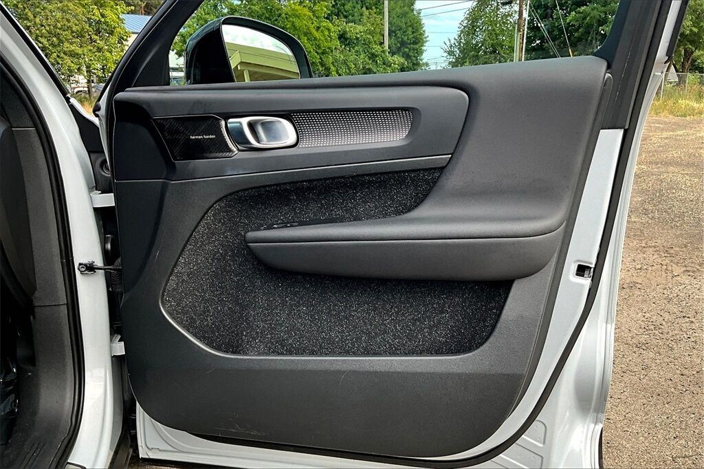 2021 Volvo XC40 Recharge Pure Electric P8 OR