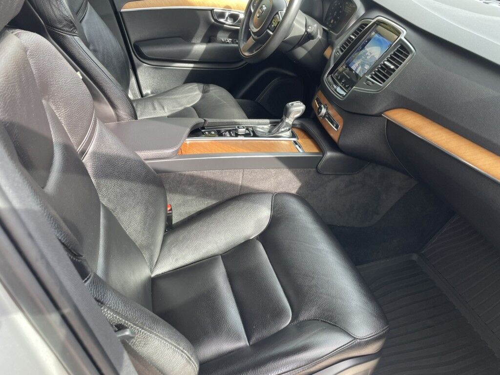 2021 Volvo XC90 MOMENTUM~1 OWNER~LEATHER INTERIOR~NAVIGATION~20 WHEELS~ONLINE FI Sarasota FL