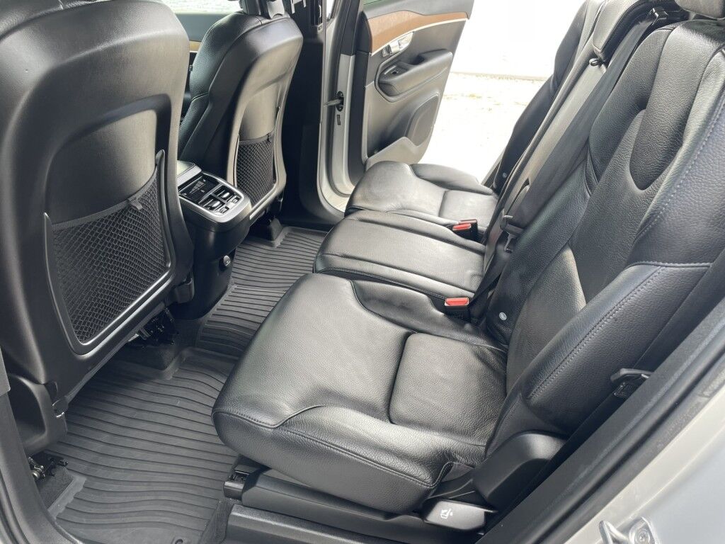 2021 Volvo XC90 MOMENTUM~1 OWNER~LEATHER INTERIOR~NAVIGATION~20 WHEELS~ONLINE FI Sarasota FL