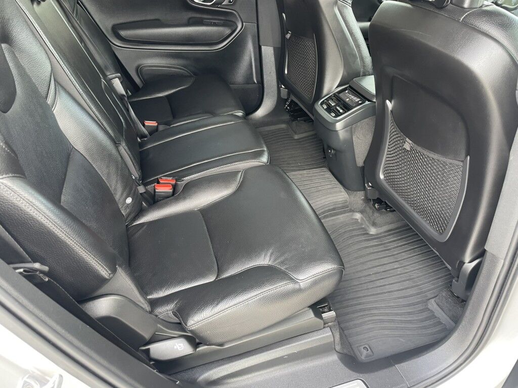 2021 Volvo XC90 MOMENTUM~1 OWNER~LEATHER INTERIOR~NAVIGATION~20 WHEELS~ONLINE FI Sarasota FL