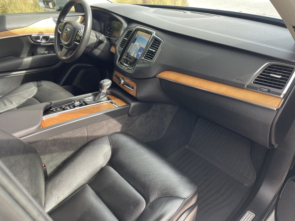 2021 Volvo XC90 MOMENTUM~1 OWNER~LEATHER INTERIOR~NAVIGATION~20 WHEELS~ONLINE FINANCE AND SHIPPING AVAILABLE!!!!! Sarasota FL