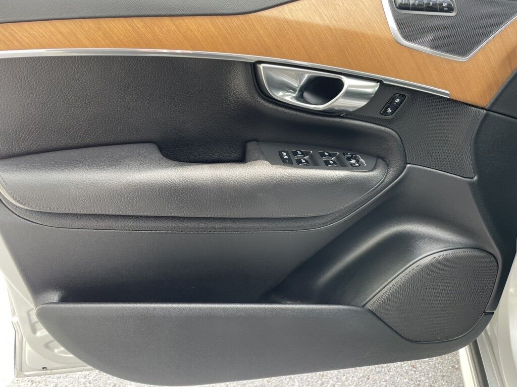 2021 Volvo XC90 MOMENTUM~1 OWNER~LEATHER INTERIOR~NAVIGATION~20 WHEELS~ONLINE FINANCE AND SHIPPING AVAILABLE!!!!! Sarasota FL