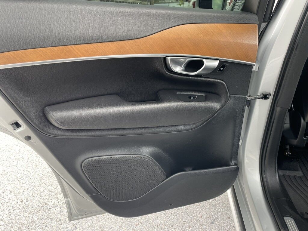 2021 Volvo XC90 MOMENTUM~1 OWNER~LEATHER INTERIOR~NAVIGATION~20 WHEELS~ONLINE FINANCE AND SHIPPING AVAILABLE!!!!! Sarasota FL