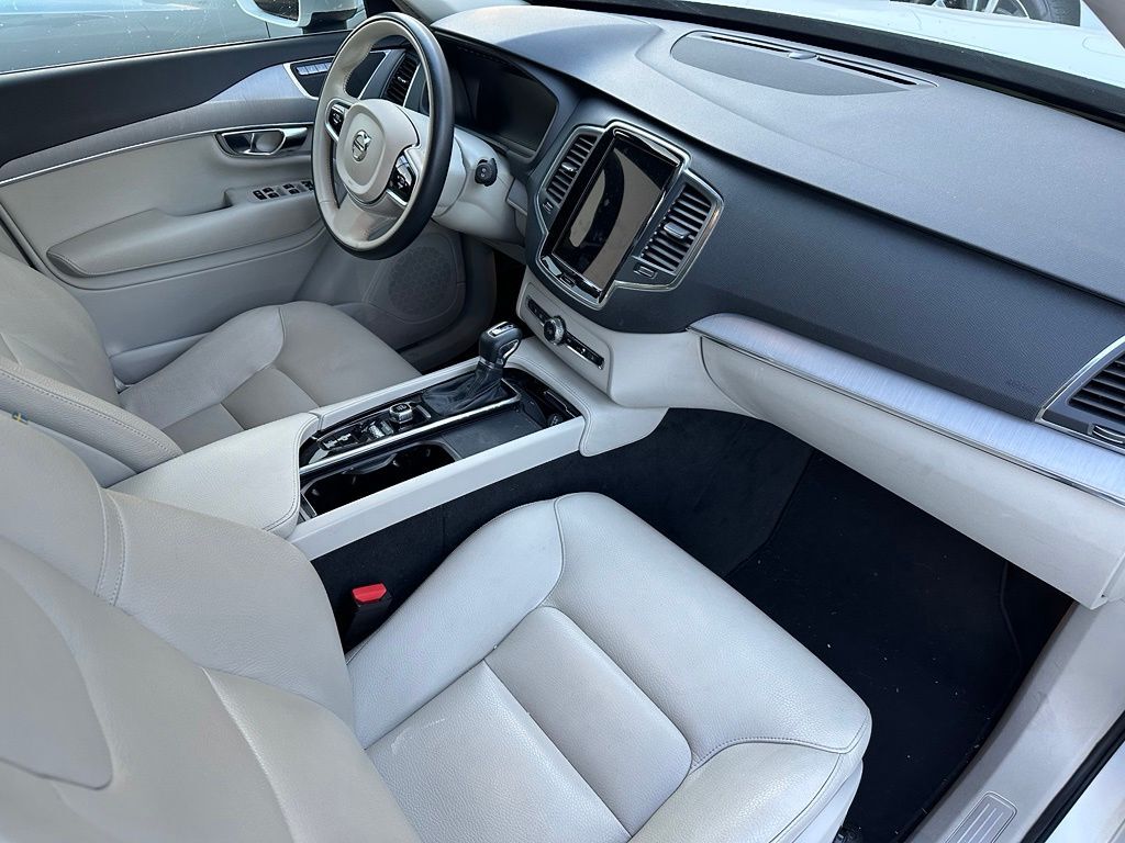 2021 Volvo XC90 T5 Momentum
