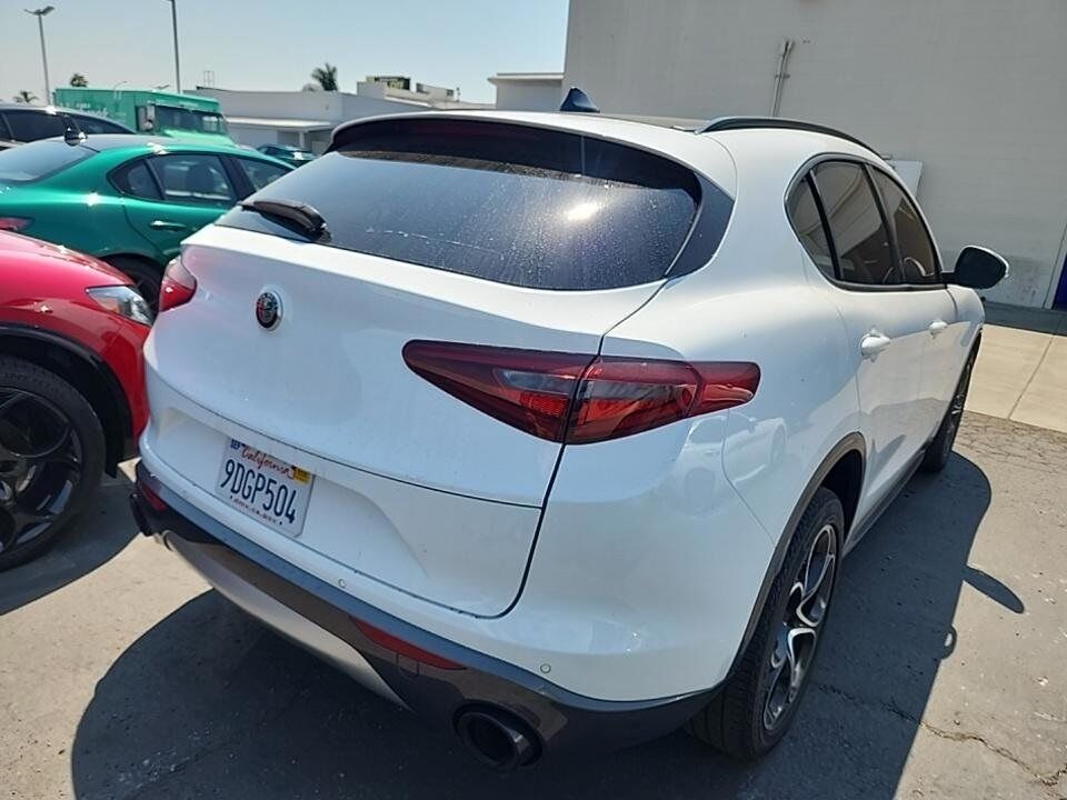2022 Alfa Romeo Stelvio Ti photo 2