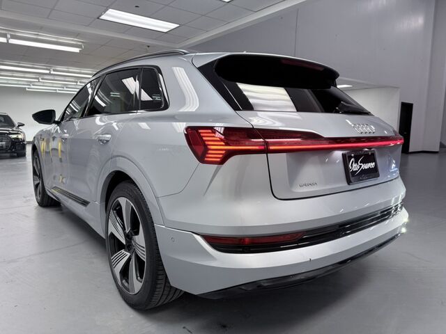 2022 Audi e-tron Premium Plus photo 2