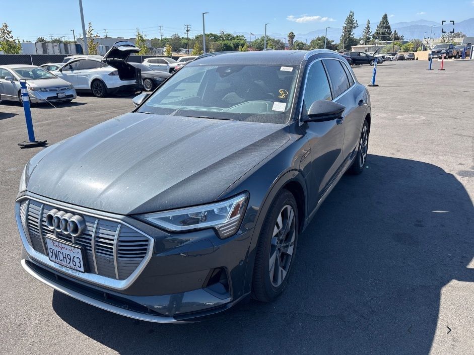 2022 Audi e-tron Premium Plus
