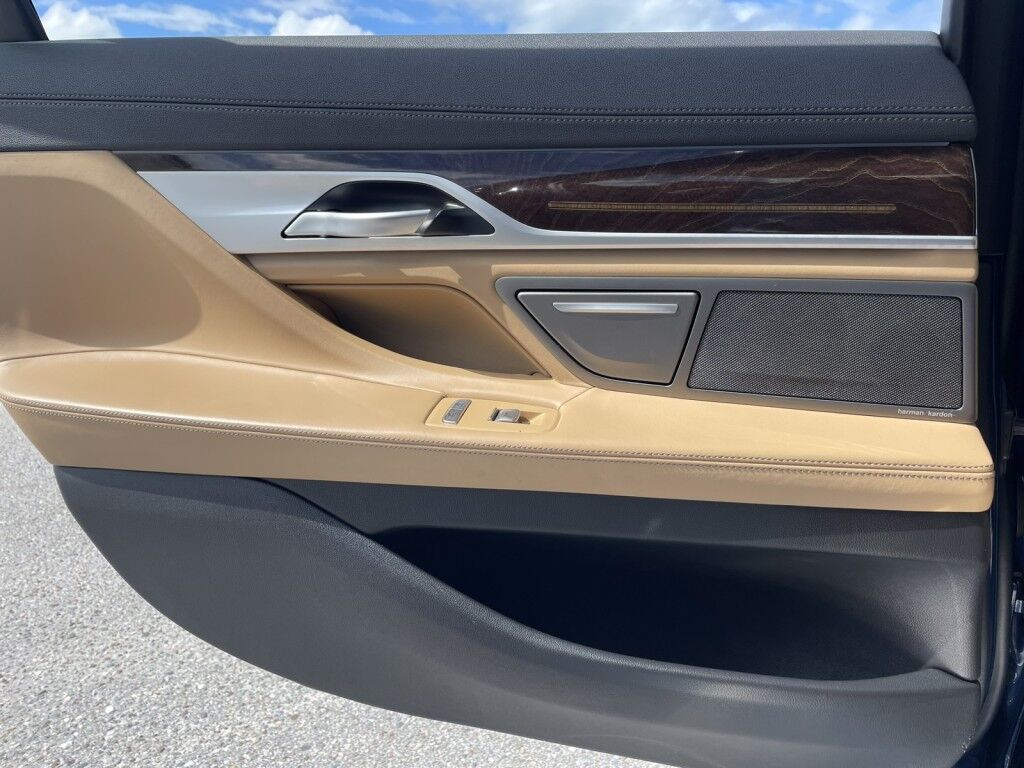 2022 BMW 7 Series 750i xDrive~BUCKETS/COOLED SEATS~CRUISE CONTROL~DRIVER ASSISTANCE PACKAGE~MOONROOF / SUNROOF~PREMIUM SOUND SYSTEM Sarasota FL