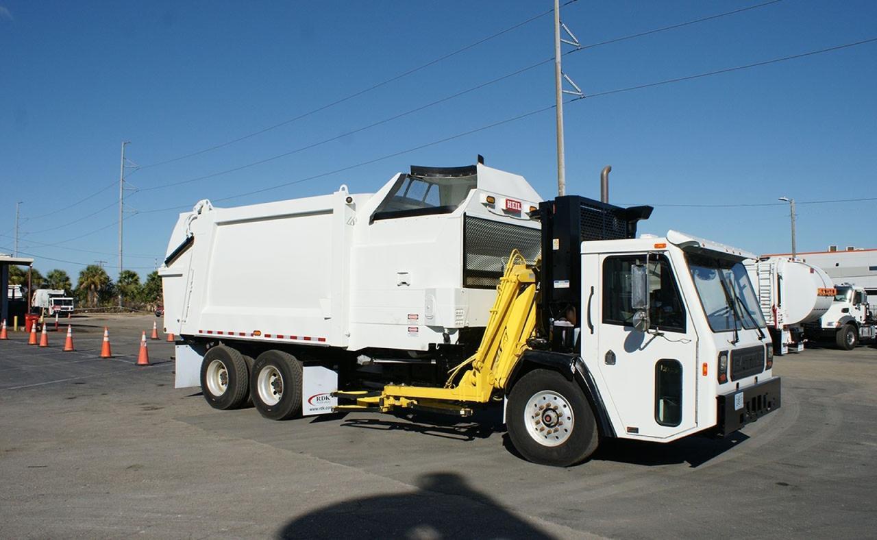 2022 Battle Motors LET2 28 yard Heil Side Loader Garbage Truck
