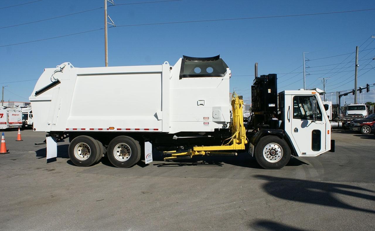 2022 Battle Motors LET2 28 yard Heil Side Loader Garbage Truck