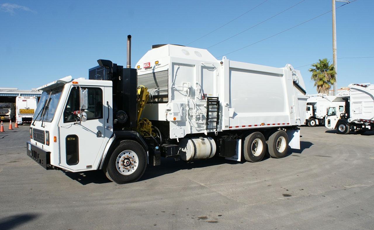 2022 Battle Motors LET2 28 yard Heil Side Loader Garbage Truck Tampa FL